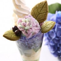 「紫陽花パフェ」価格：パフェ単品 税込1,280円、紫陽花パフェとお茶セット 税込1,680円、紫陽花茶会 ～柚子しずくと抹茶付～ 税込1,980円 取扱い店舗：宇治本店、JR宇治駅前店（6月末まで販売予定）