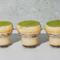 「奇跡のスフレパンケーキプリン 深煎りきな粉と宇治抹茶 」（各600円）