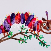 エリック・カール 《チェシャネコいもむし》 2018年 薄紙、アクリル、コラージュ "Cheshire CAT-erpillar" created by Eric Carle, 2018. Image reproduced with permission from the Eric Carle Studio.