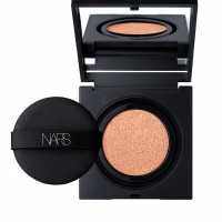 NARS「ナチュラルラディアント ロングウェア クッションファンデーション SPF50/PA+++」5877（セット価格 6,300円）