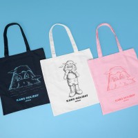 「KAWS:HOLIDAY JAPAN トートバッグ」ホワイト／ピンク／ネービー（各5,500円）