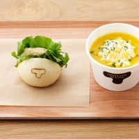 「季節のスープ（とうもろこしとにんじん）とバン 」（972円）※あんスタンド北青山店限定