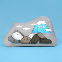 「KAWS:HOLIDAY JAPAN クッション」（1万3,000円）