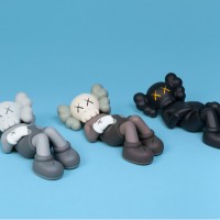 「KAWS:HOLIDAY JAPAN 9.5インチ ビニールフィギュア」ブラウン／グレー／ブラック（約24cm 各2万1,700円）