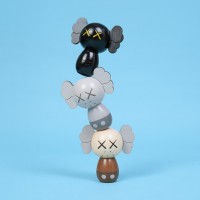 「KAWS:HOLIDAY 限定こけし人形セット（シリアル番号証明書付き）」ブラウン／グレー／ブラック（3点セット 8万1,000円）※数量限定1,000個