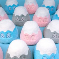 「KAWS:HOLIDAY JAPAN 富士山 8インチ ぬいぐるみ（シリアル番号証明書付き）」ピンク／ブルー／グレー（約21cm 各1万9,600円）※グレーのみ日本限定アイテム