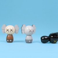 「KAWS:HOLIDAY 限定こけし人形セット（シリアル番号証明書付き）」ブラウン／グレー／ブラック（3点セット 8万1,000円）※数量限定1,000個