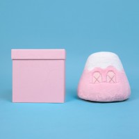 「KAWS:HOLIDAY JAPAN 富士山 8インチ ぬいぐるみ（シリアル番号証明書付き）」ピンク（約21cm 1万9,600円）