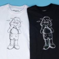「KAWS:HOLIDAY JAPAN Tシャツ」スケッチ：ホワイト／ブラック（M＆L 各5,500円）