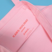 「KAWS:HOLIDAY JAPAN トートバッグ」ピンク（5,500円）
