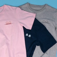 「KAWS:HOLIDAY JAPAN Tシャツ」ポケット：ピンク／ネービー／グレー（M＆L 各5,500円）