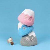 「KAWS:HOLIDAY JAPAN 富士山 8インチ ぬいぐるみ（シリアル番号証明書付き）」ピンク／ブルー／グレー（約21cm 各1万9,600円）※グレーのみ日本限定アイテム