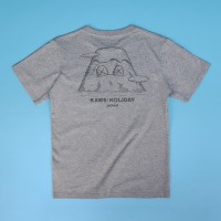 「KAWS:HOLIDAY JAPAN Tシャツ」ポケット：グレー（M＆L 各5,500円）