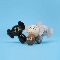 「KAWS:HOLIDAY 限定こけし人形セット（シリアル番号証明書付き）」ブラウン／グレー／ブラック（3点セット 8万1,000円）※数量限定1,000個