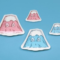 「KAWS:HOLIDAY JAPAN 富士山 セラミックプレートセット」ピンク／ブルー（4点セット 大16cm、小9cm 2万1,800円）