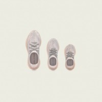 「YEEZY BOOST 350 V2 Synth (FV5578)」（メンズ/ウィメンズ 2万8,000円）、「YEEZY BOOST 350 V2 Synth KIDS (FV5675)」（キッズ 1万8,000円）、「YEEZY BOOST 350 V2 Synth INFANT (FV5671)」（ベビー 1万6,000円）