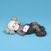 「KAWS:HOLIDAY JAPAN 9.5インチ ビニールフィギュア」ブラウン（約24cm 各2万1,700円）