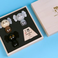 「KAWS:HOLIDAY 限定こけし人形セット（シリアル番号証明書付き）」ブラウン／グレー／ブラック（3点セット 8万1,000円）※数量限定1,000個