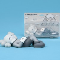 「KAWS:HOLIDAY JAPAN 9.5インチ ビニールフィギュア」グレー（約24cm 各2万1,700円）