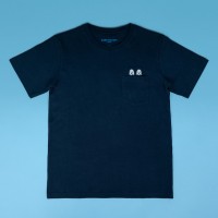 「KAWS:HOLIDAY JAPAN Tシャツ」ポケット：ネービー（M＆L 各5,500円）