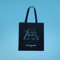 「KAWS:HOLIDAY JAPAN トートバッグ」ネービー（5,500円）