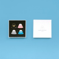 「KAWS:HOLIDAY JAPAN 富士山 ピンセット」ピンク／ブルー／グレー／ブラック（4点セット 2万1,800円）