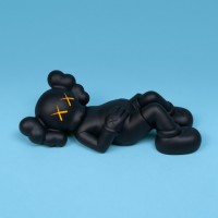 「KAWS:HOLIDAY JAPAN 9.5インチ ビニールフィギュア」ブラック（約24cm 各2万1,700円）