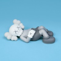 「KAWS:HOLIDAY JAPAN 9.5インチ ビニールフィギュア」グレー（約24cm 各2万1,700円）