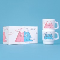 「KAWS:HOLIDAY JAPAN 富士山 Fire-King マグセット」ピンク／ブルー（2個セット 1万5,250円）