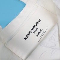 「KAWS:HOLIDAY JAPAN トートバッグ」ホワイト（5,500円）