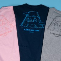 「KAWS:HOLIDAY JAPAN Tシャツ」ポケット：ピンク／ネービー／グレー（M＆L 各5,500円）