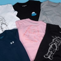 「KAWS:HOLIDAY JAPAN Tシャツ」ポケット：ピンク／ネービー／グレー、富士山刺繍ワッペン：ブラック、スケッチ：ホワイト／ブラック（M＆L 各5,500円）