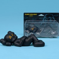 「KAWS:HOLIDAY JAPAN 9.5インチ ビニールフィギュア」ブラック（約24cm 各2万1,700円）