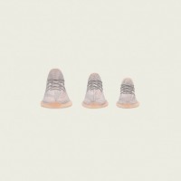 「YEEZY BOOST 350 V2 Synth (FV5578)」（メンズ/ウィメンズ 2万8,000円）、「YEEZY BOOST 350 V2 Synth KIDS (FV5675)」（キッズ 1万8,000円）、「YEEZY BOOST 350 V2 Synth INFANT (FV5671)」（ベビー 1万6,000円）