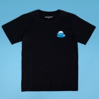 「KAWS:HOLIDAY JAPAN Tシャツ」富士山刺繍ワッペン：ブラック（M＆L 各5,500円）