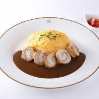 「うめ鶏タンドリーチキンのオムカレーライス」（税込2,430円）