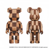 「BE@RBRICK カリモク fragmentdesign 400％ polygon – CHESS／carved wooden - LONGITUDINAL CHESS」（各22万円）