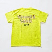「SHIPS×野性爆弾くっきー」のサマソニフェスTシャツが発売! "指字"で描かれたロゴが目を引くデザイン