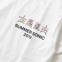 「SHIPS×野性爆弾くっきー」のサマソニフェスTシャツが発売! "指字"で描かれたロゴが目を引くデザイン