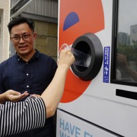 ECOCOでプラスチック容器をリサイクルする様子