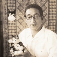 「のらくろの玩具を手にした田河水泡」（1935年ごろ）個人蔵 (C)田河水泡