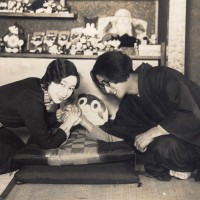 「のらくろグッズと田河夫婦」（1934年）個人蔵 (C)田河水泡