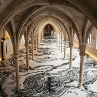 アブデルカデル・バンシャンマ《宇宙創生の響き》2018年  アクリル/コーティング・シート Installation view: Collège des Bernardins, Paris Photo: Jean-Mathieu Gautier