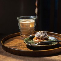 「信濃ぐるみのタルト」580円、「カフェオレ（アイス）」750円