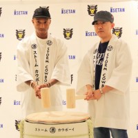 ファレル・ウィリアムスとNIGO®が新宿伊勢丹で鏡開き!  2人がプロデュースする新進気鋭の日本酒「SAKE STORM COWBOY®」