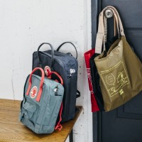 左から：フェールラーベン「Kanken Mini」（1万4,000円）、「Kanken」（1万6,000円）、ジュライナイン「SUSHI SACK」（各5,800円）