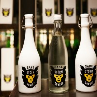 ファレル・ウィリアムスとNIGO®が新宿伊勢丹で鏡開き!  2人がプロデュースする新進気鋭の日本酒「SAKE STORM COWBOY®」