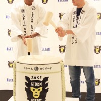 ファレル・ウィリアムスとNIGO®が新宿伊勢丹で鏡開き!  2人がプロデュースする新進気鋭の日本酒「SAKE STORM COWBOY®」