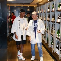 ファレル・ウィリアムスとNIGO®が新宿伊勢丹で鏡開き!  2人がプロデュースする新進気鋭の日本酒「SAKE STORM COWBOY®」