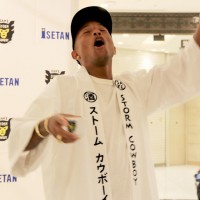 ファレル・ウィリアムスとNIGO®が新宿伊勢丹で鏡開き!  2人がプロデュースする新進気鋭の日本酒「SAKE STORM COWBOY®」